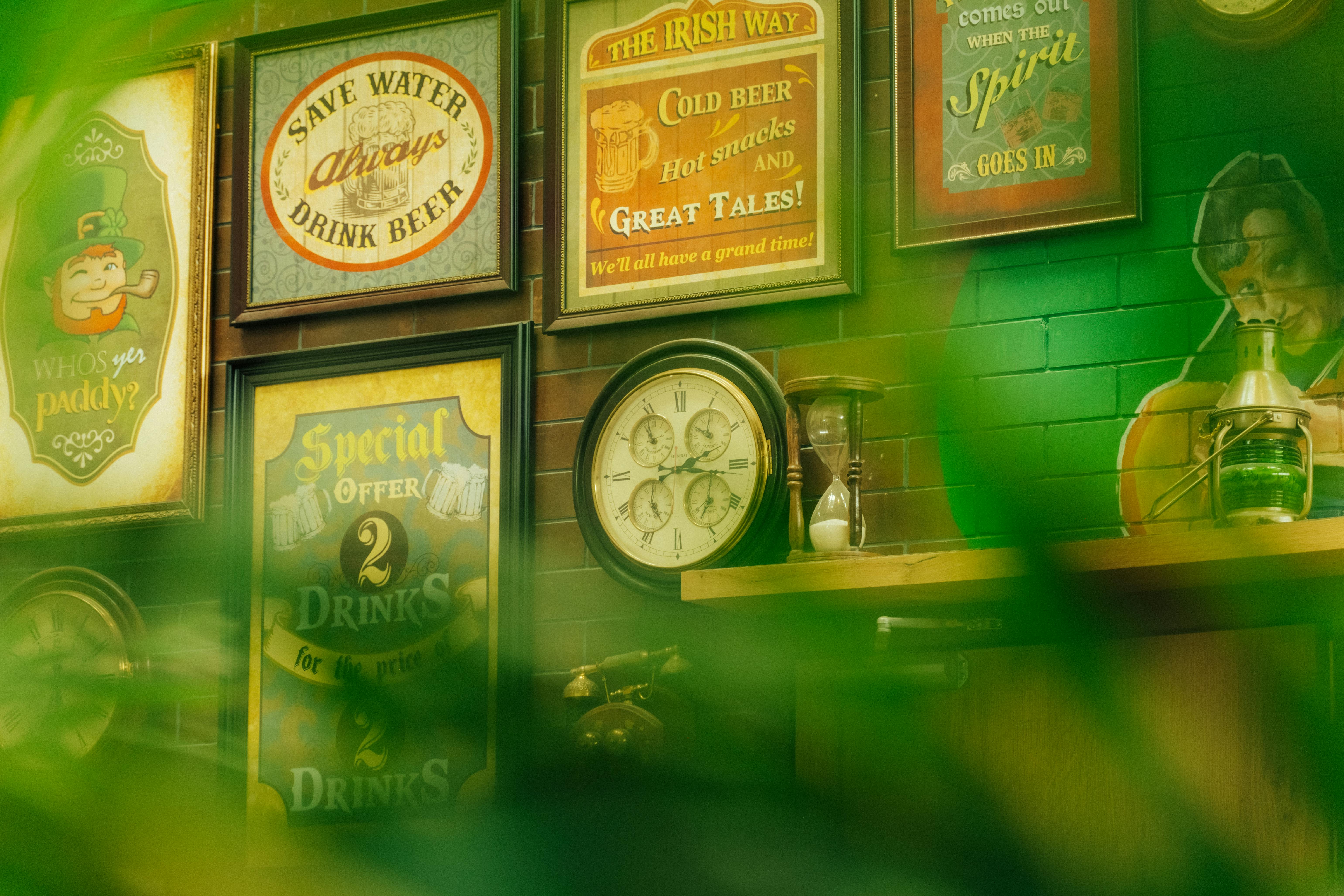 L'ambiance authentique du pub O'Flaherty's — affiches vintage irlandaises